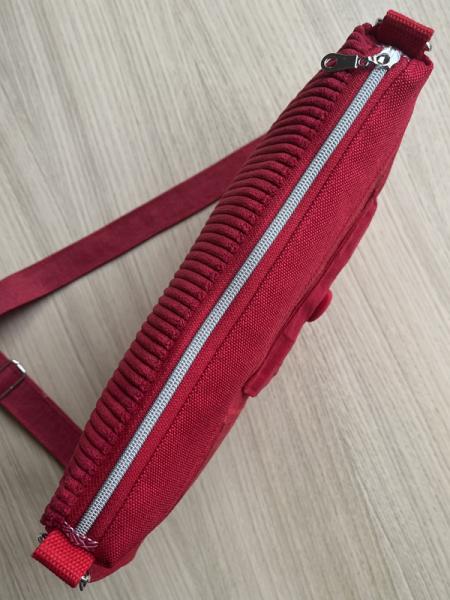 "Flickenwerk IV mit Tasche" - ROT